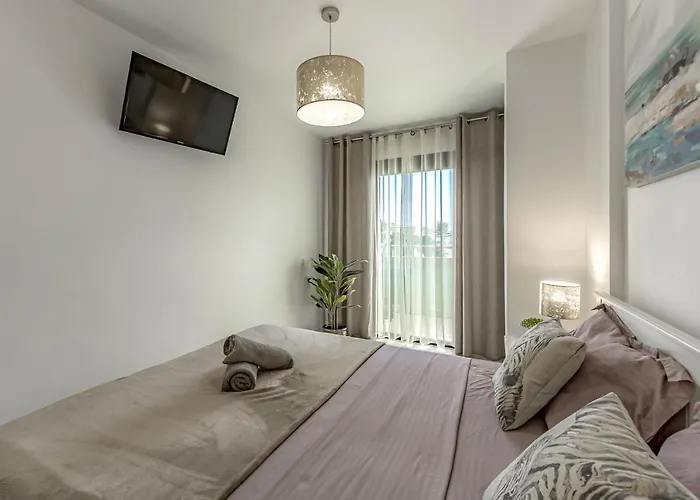 Newly Reformed With Sea View And Pool, Near The Beach, In Playa De Americas *