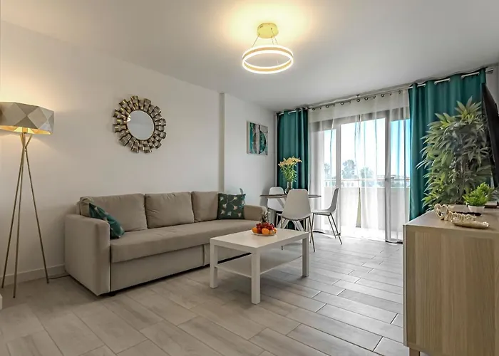 Newly Reformed With Sea View And Pool, Near The Beach, In Playa De Americas